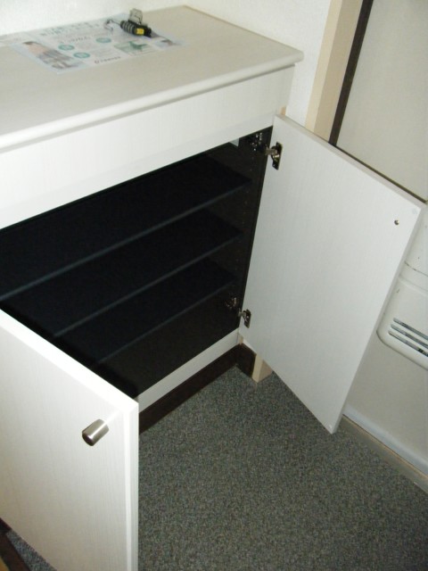 Other room space. At the top is the drawer