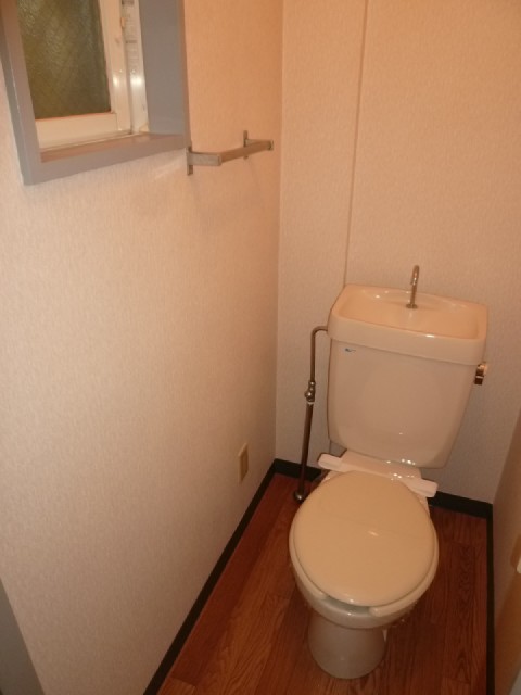 Toilet. It is with window ☆