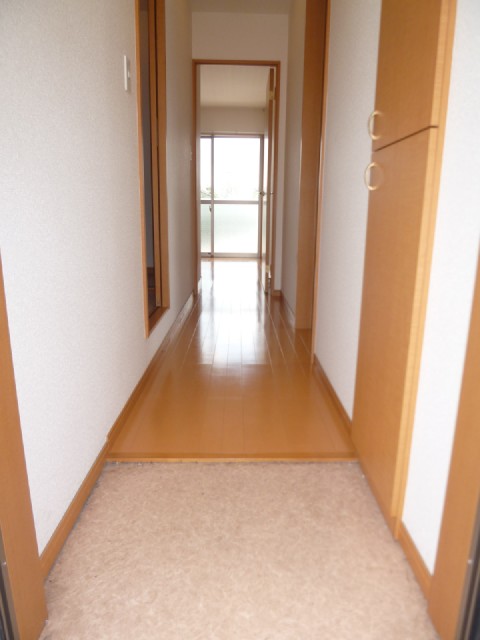 Entrance. There is a corridor ☆ 