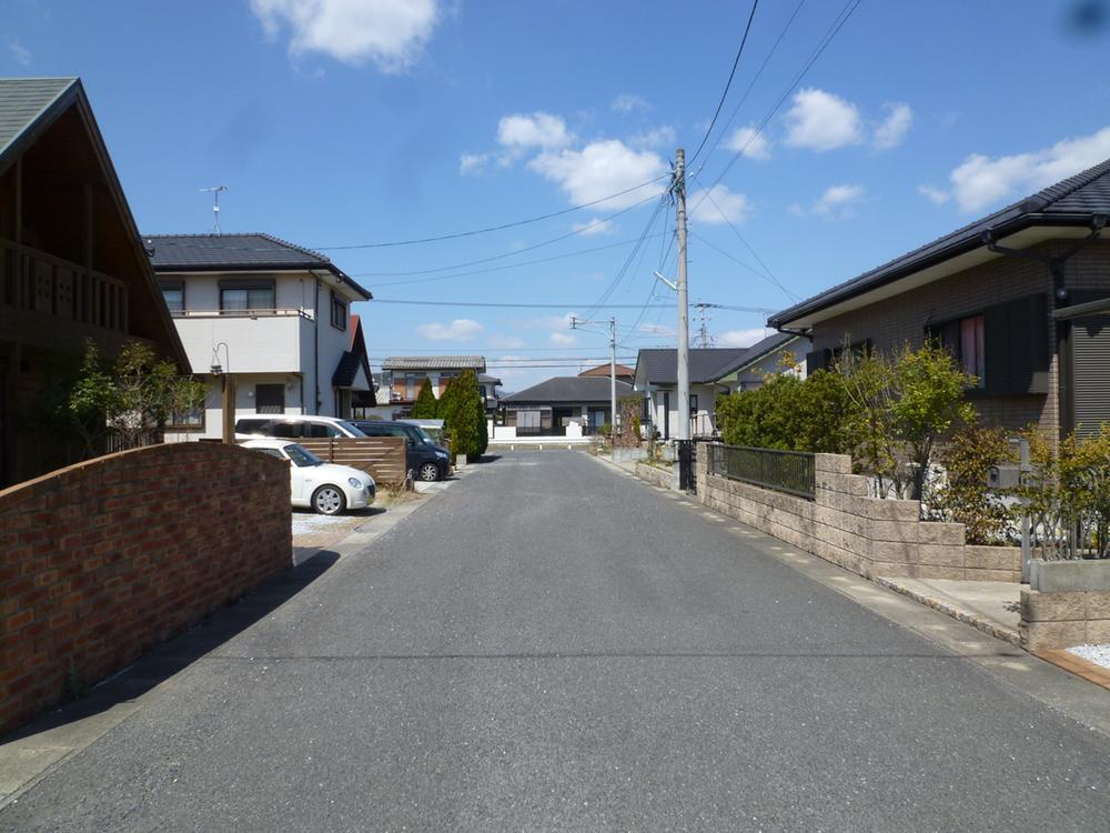 Other local. Front road (width about 6m)