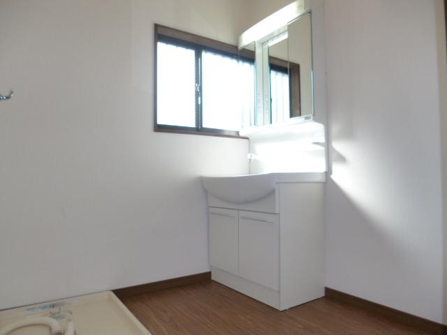 Wash basin, toilet. Shampoo dresser new