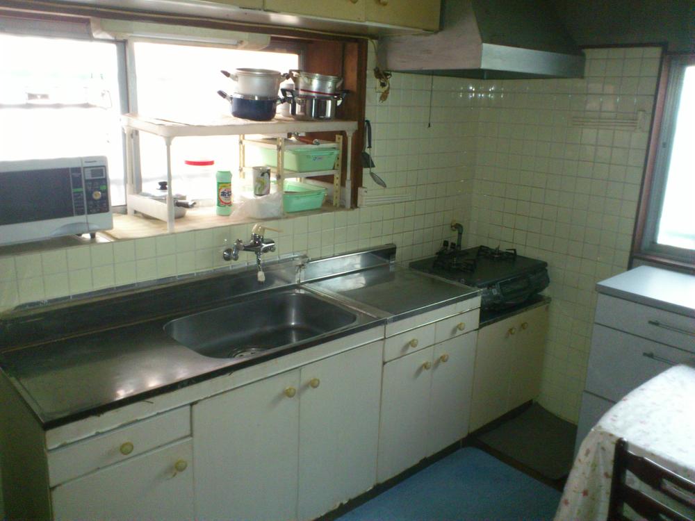 Kitchen. Indoor (11 May 2012) shooting
