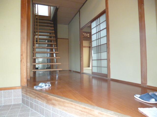 Entrance. Spacious entrance