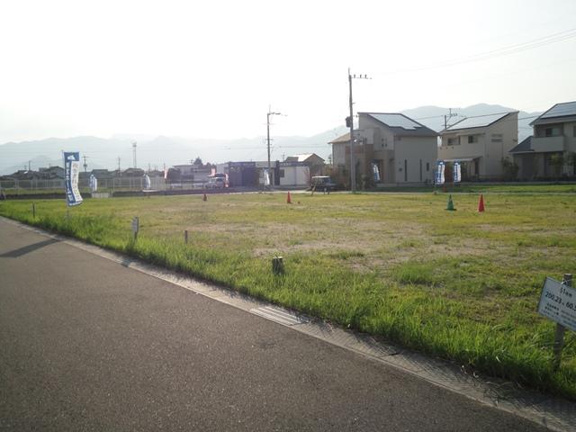 Local photos, including front road. Flat residential land is residential land friendly to the whole family, from children to the elderly. Local (08 May 2013) Shooting