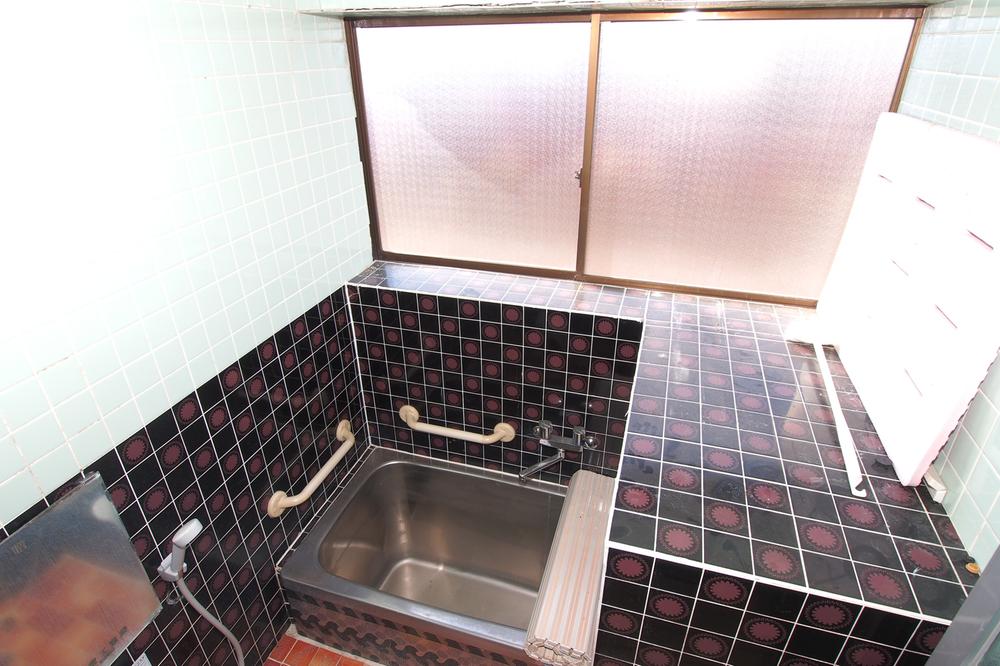 Wash basin, toilet. Bathing of tile