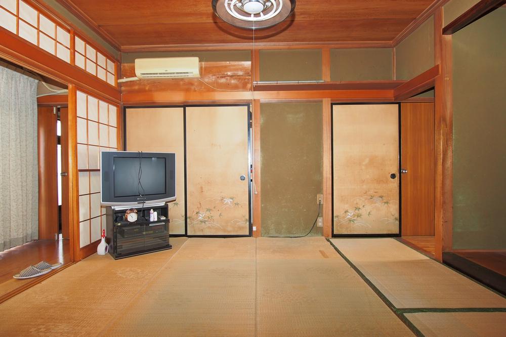 Non-living room. Japanese-style room Disposal of luggage seller burden