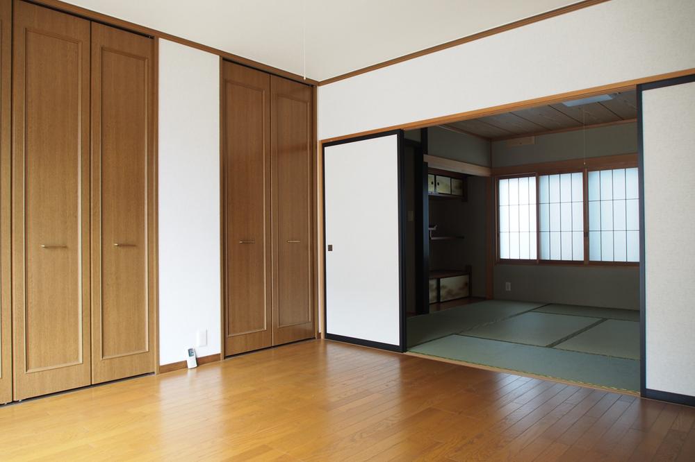 Non-living room. Western-style to continue Japanese-style room