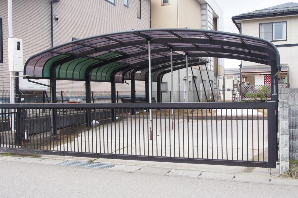 Parking lot. 2 car carport