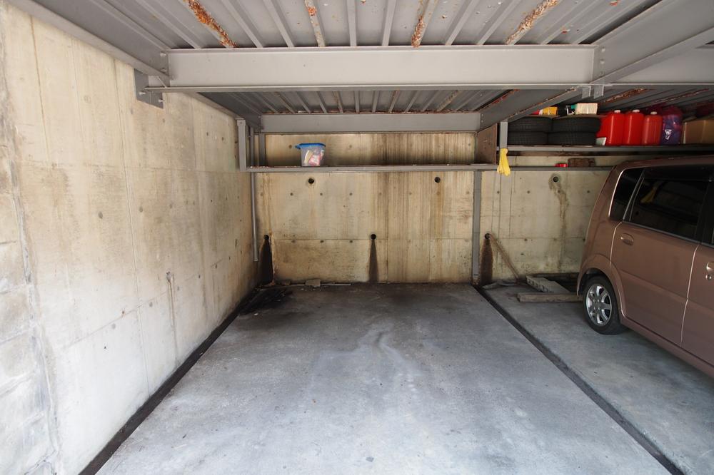 Parking lot. 1 car garage with shutter