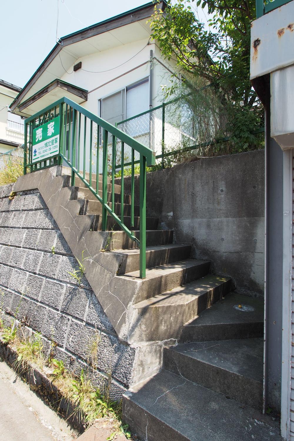 Local appearance photo. Stairs to the door