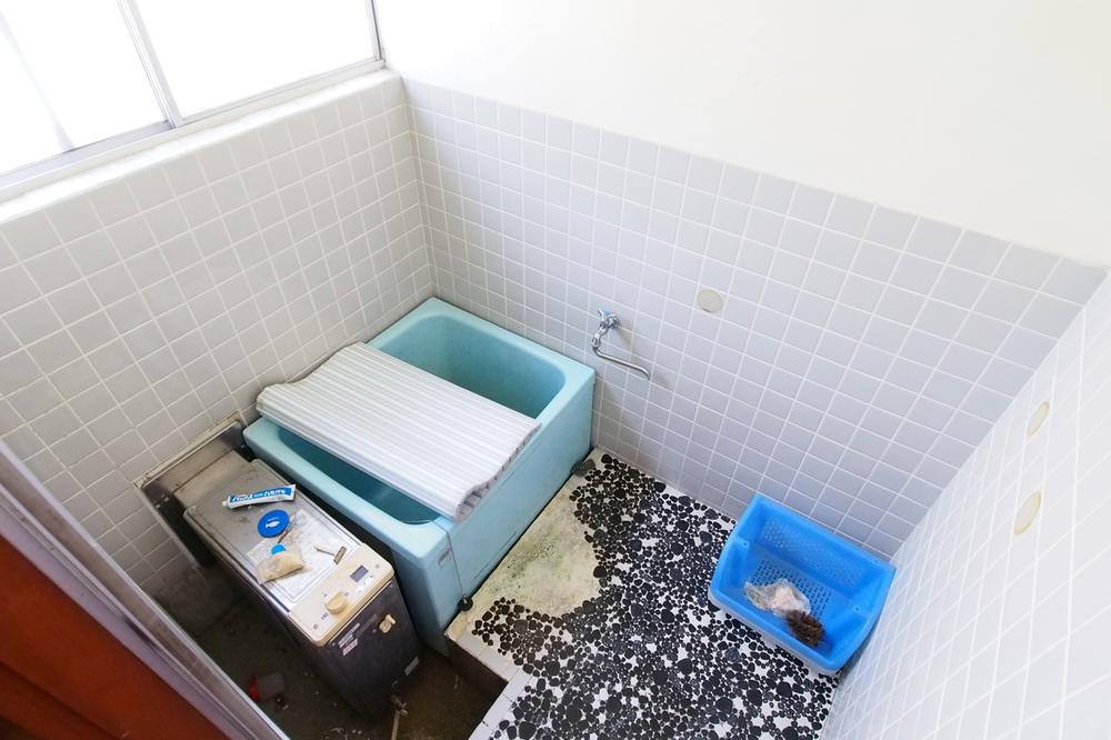 Bathroom. Bathing of tile Balance kettle Repair is required