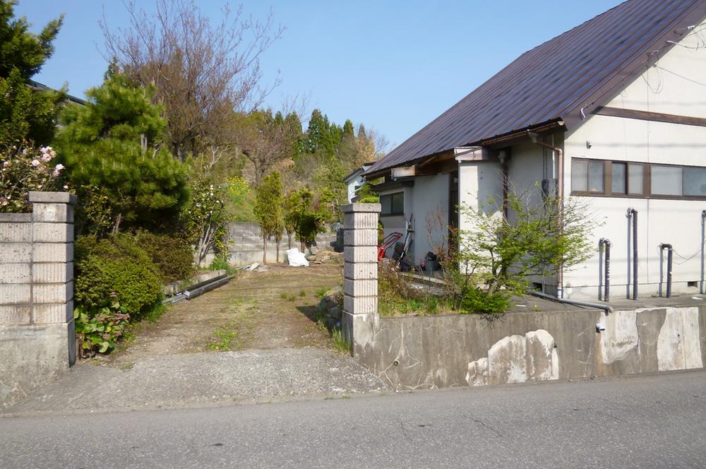 Local appearance photo. One minute car space Repair of the entrance roof is required. 