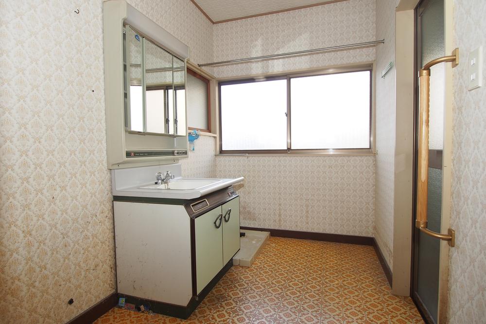Wash basin, toilet. Dressing room