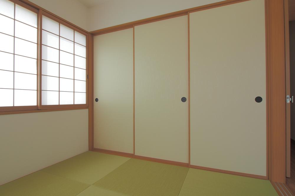 Non-living room. Is a Japanese-style room of calm atmosphere. Closet is an easy-to-use design with spacious open and close.