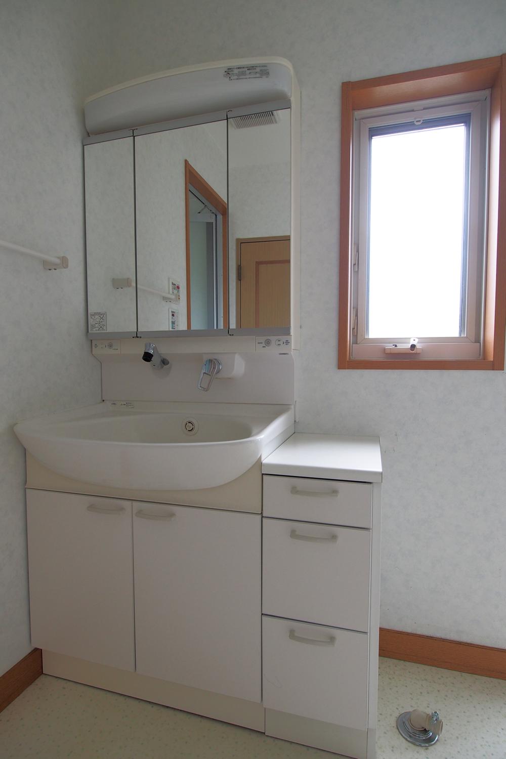 Wash basin, toilet. Dressing room of spread