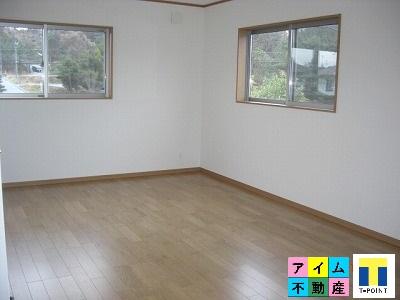 Non-living room. The second floor is located about 15 tatami mats. It can also be divided into two rooms.