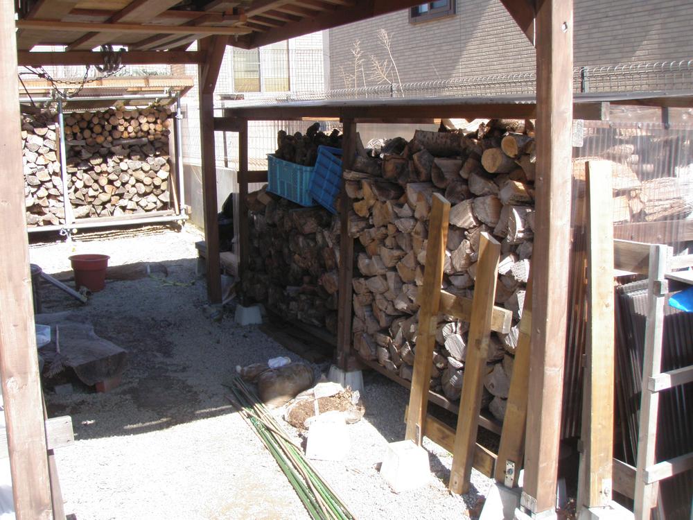 Garden. Save the firewood to use for the wood-burning stove So close to the back door it is also easy to put in the house! Rest assured that the roof also