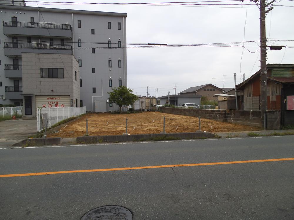 Local photos, including front road. In prefectural road, Facing frontage 12m. 