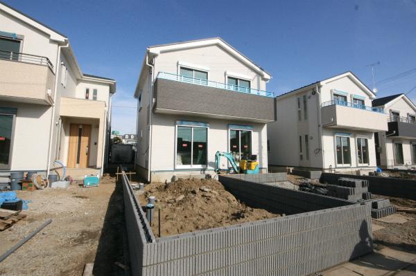 Local appearance photo. Bright color scheme