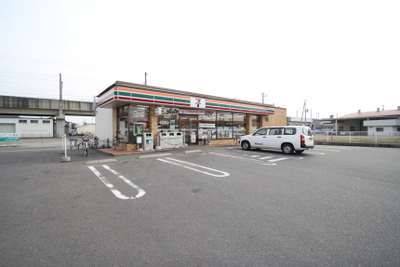 Convenience store. 120m to Seven-Eleven (convenience store)