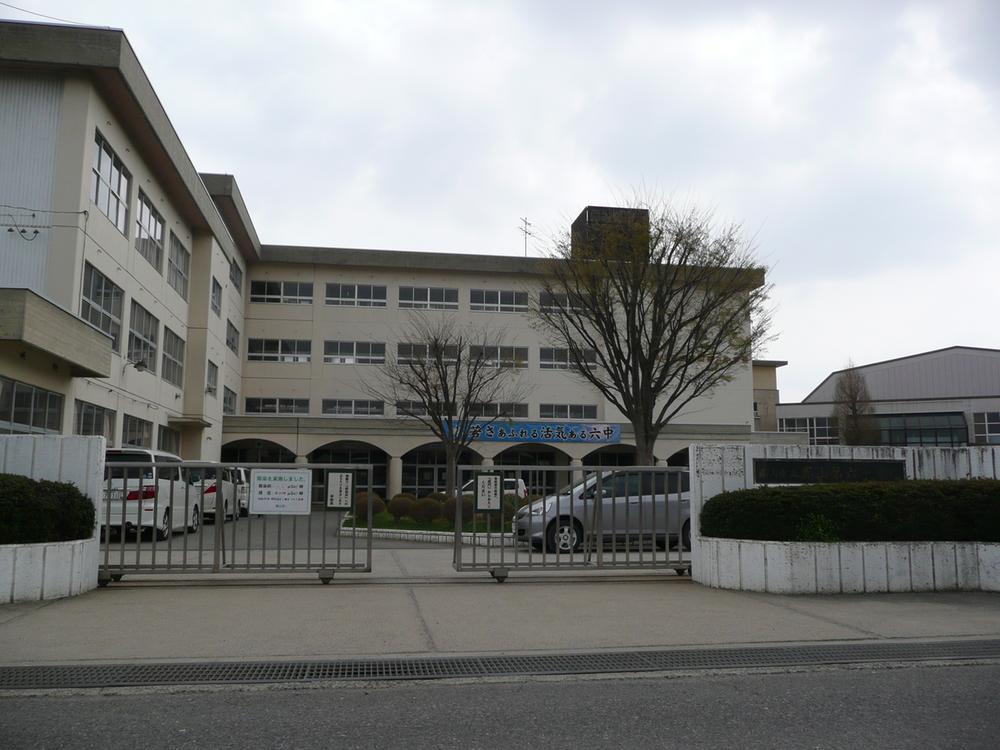 Junior high school. 900m to Koriyama sixth junior high school