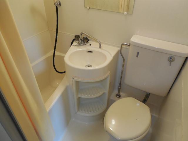 Bath. Bathroom (with toilet)