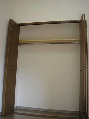 Receipt. Closet: it can be stored in more than I thought because it comes with a shelf at the top or