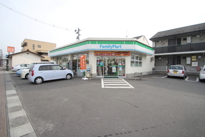 Convenience store. 530m to Family Mart (convenience store)