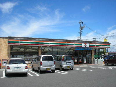 Convenience store. 720m to Seven-Eleven (convenience store)