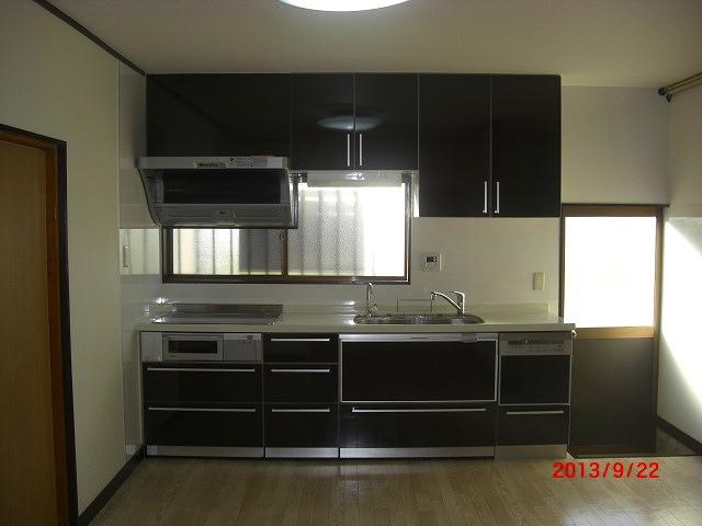 Kitchen. IH is a system kitchen with cooking heater. It is with a dishwasher! 