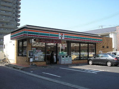 Convenience store. 460m to Seven-Eleven (convenience store)