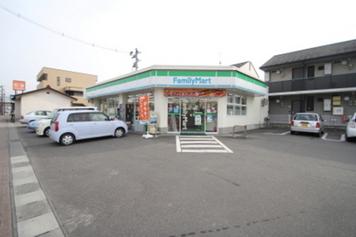 Convenience store. 850m to Family Mart (convenience store)