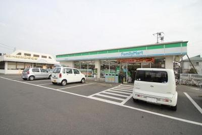 Convenience store. 80m to Family Mart (convenience store)