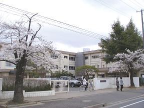 Junior high school. Walk from the 500m field to Koriyama Municipal first junior high school 7 minutes