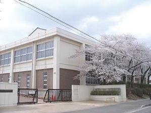 Primary school. Koriyama TatsuKaoru a 3-minute walk from the 300m field to elementary school