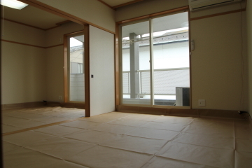 Other room space. Under the seat is a tatami