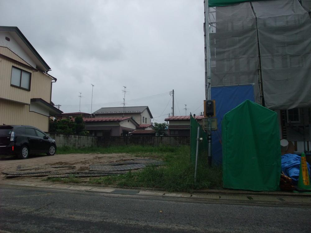 Local photos, including front road. school ・ Convenient to shopping near life! 