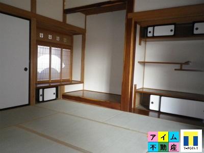 Non-living room. Japanese-style room is 8 pledge and 6 Pledge. 