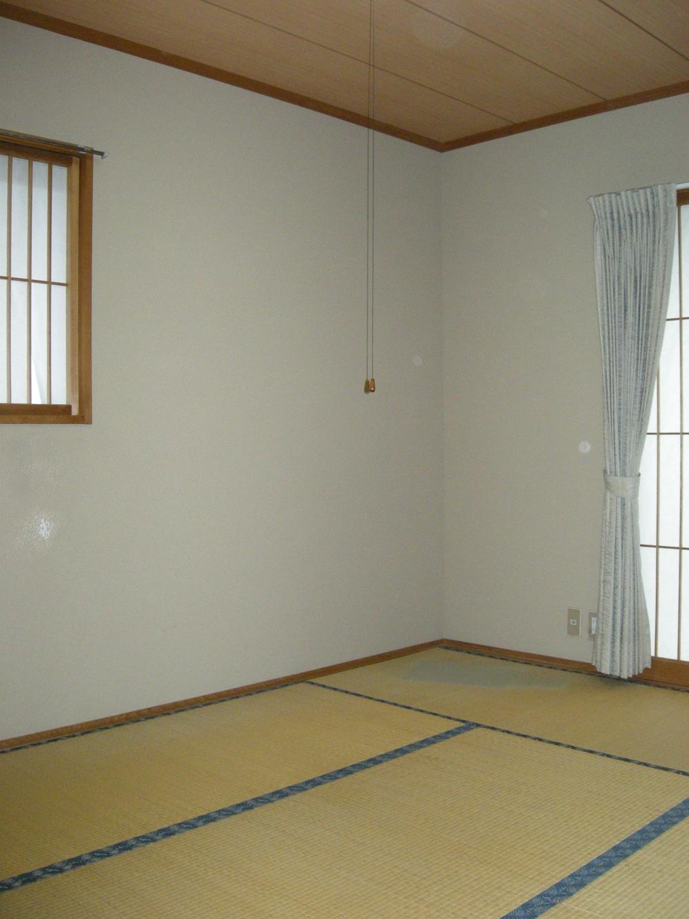 Non-living room. Bright Japanese-style room. 