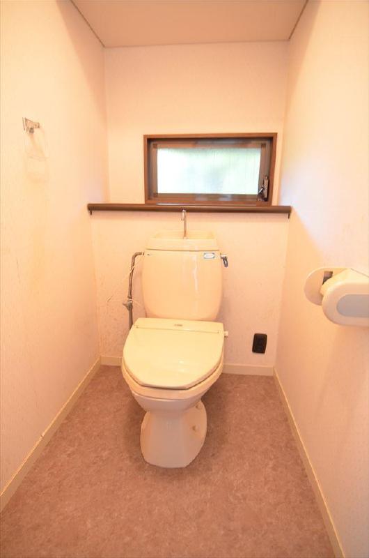 Toilet. 1F toilet