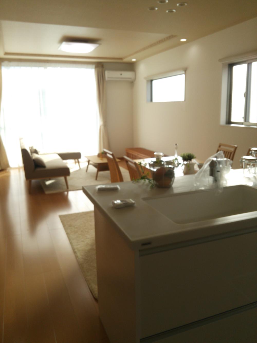 Living. It is the living room from the kitchen.  In Haisasshi of height 2400mm, Sunny! !  of course, Dining table, sofa, Carpet, TV Board, To air conditioning, It will put in your delivery! ! 
