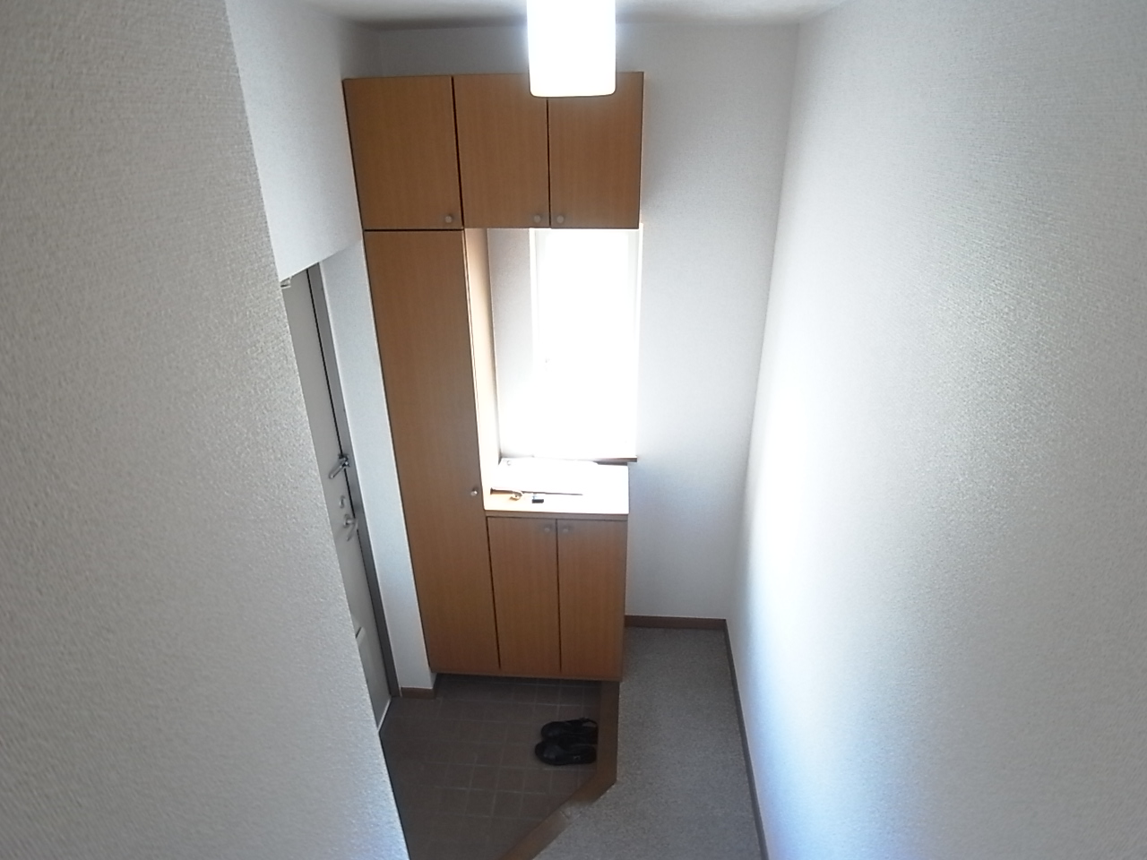 Entrance. Large cupboard! And it can be evoked because there is a window ◎