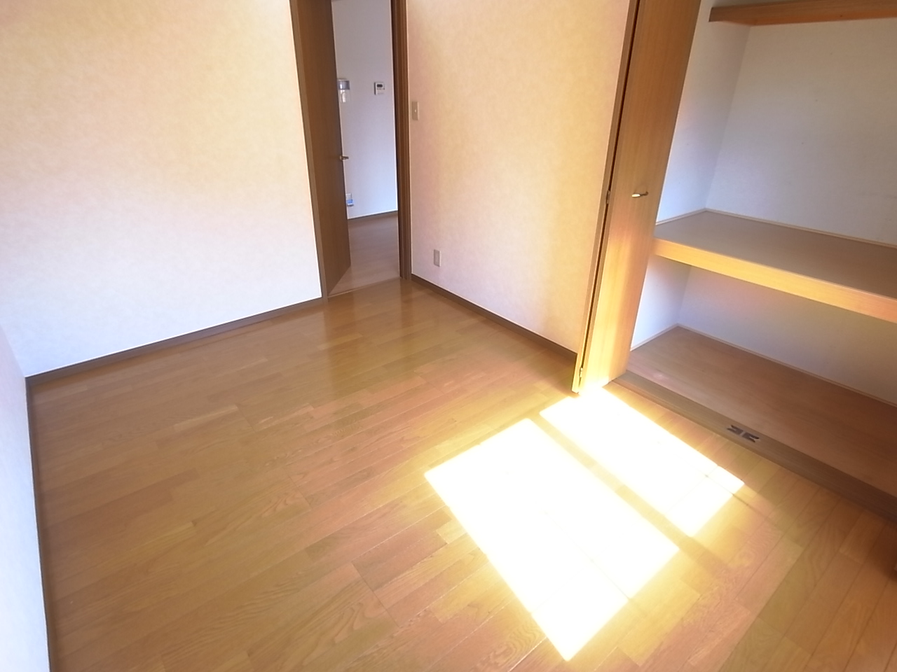 Other room space. There is a large storage compartment ☆ How is it in the bedroom? 
