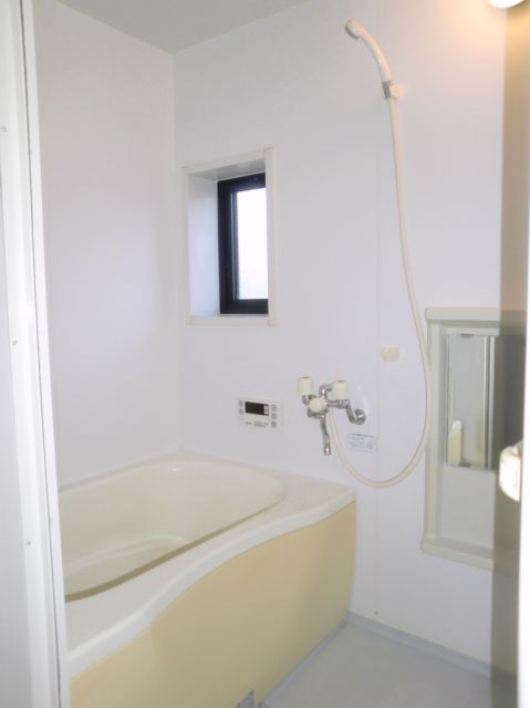 Bath. Bathroom with a convenient window to ventilation