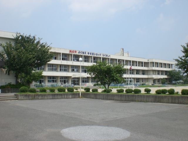 Primary school. Municipal 950m east to elementary school (elementary school)