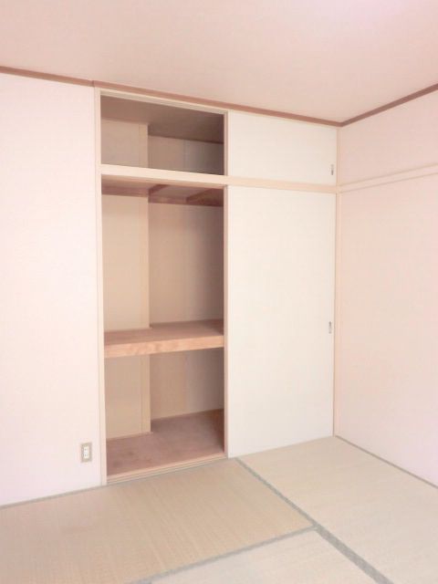 Receipt. Closet can be stored securely to the ceiling. 