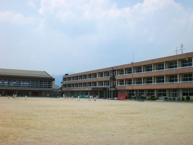 Primary school. Municipal Tarui to elementary school (elementary school) 1600m