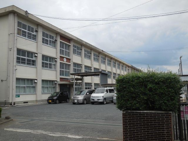 Junior high school. Municipal Nagamori until junior high school (junior high school) 890m