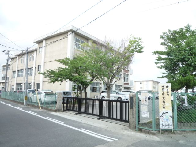 Primary school. City Sanli to elementary school (elementary school) 470m