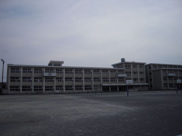 Junior high school. Municipal Yonan until junior high school (junior high school) 590m